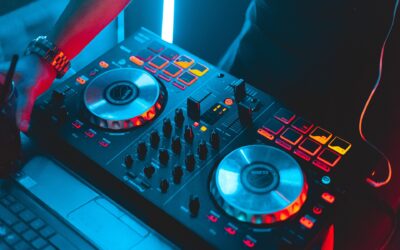 Hva gjør en DJ – og hva trenger du for å spille musikk selv?